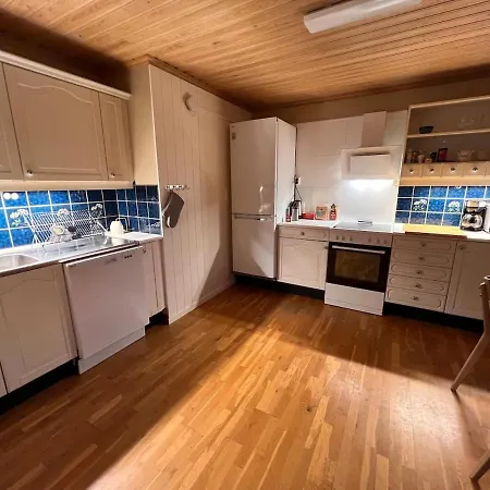 아파트 Charming And Spacious Wooden House Right In The Centre