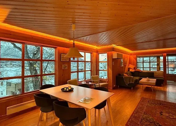 아파트 Charming And Spacious Wooden House Right In The Centre *