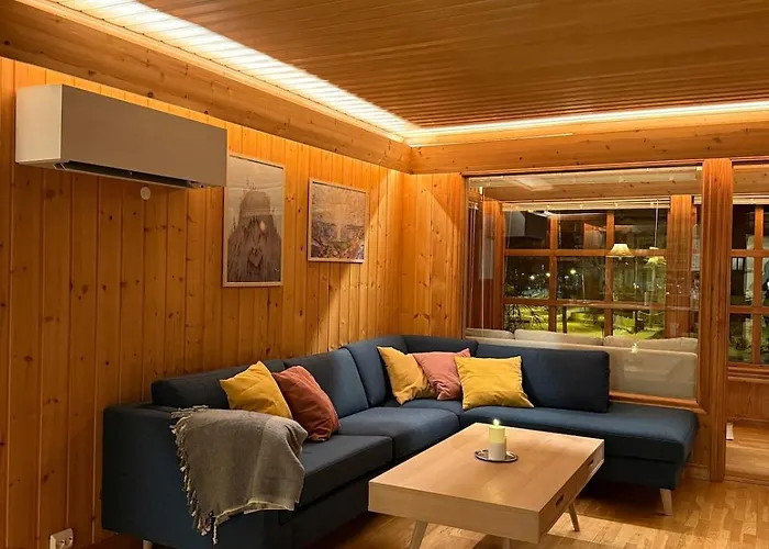 Charming And Spacious Wooden House Right In The Centre 아파트