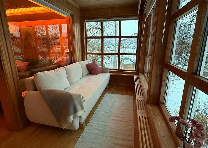 Charming And Spacious Wooden House Right In The Centre 트롬쇠