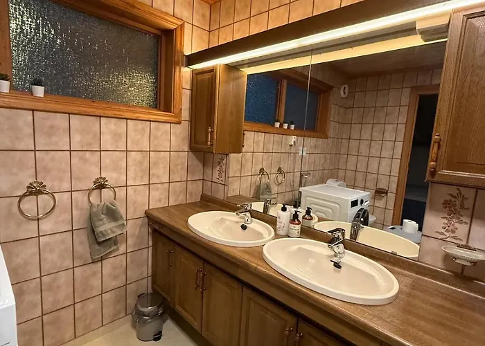 Charming And Spacious Wooden House Right In The Centre 아파트