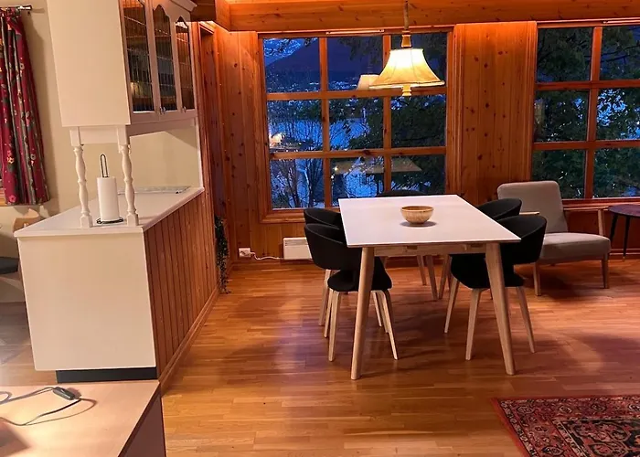 Charming And Spacious Wooden House Right In The Centre Appartement Tromsø