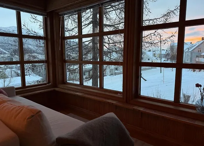 아파트 Charming And Spacious Wooden House Right In The Centre *