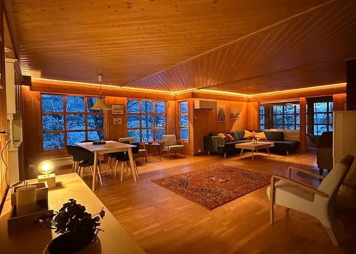 아파트 Charming And Spacious Wooden House Right In The Centre