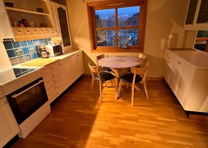 Charming And Spacious Wooden House Right In The Centre 아파트